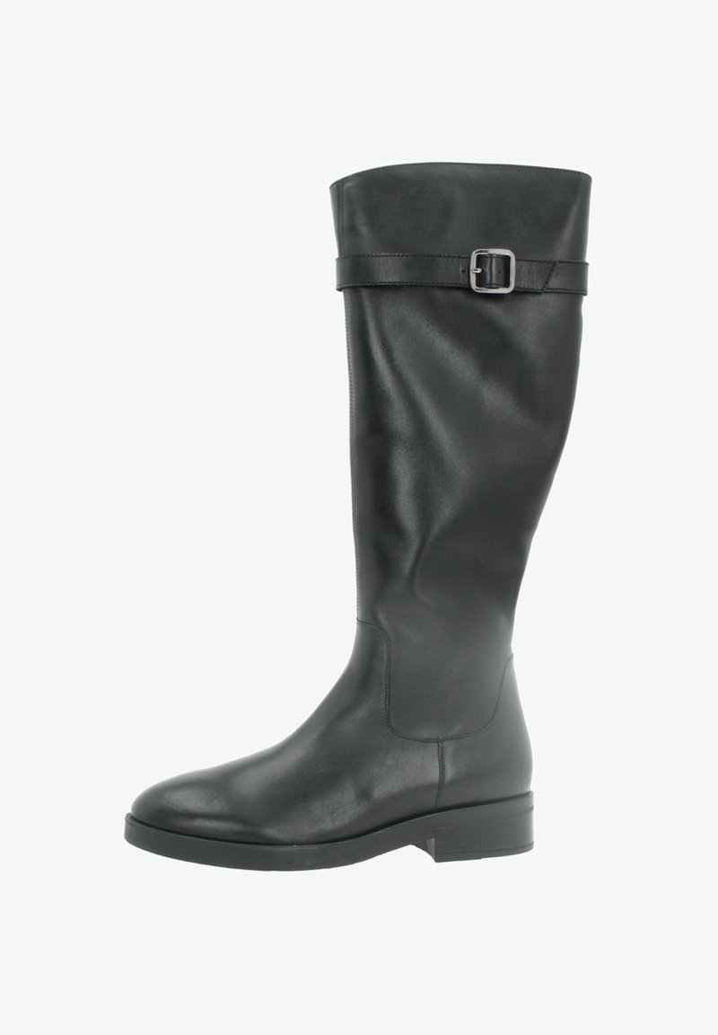 Botte en cuir noire hauteur genou avec un orteil arrondi, semelle plate et un détail de boucle à la cheville. Texture lisse et design minimal.