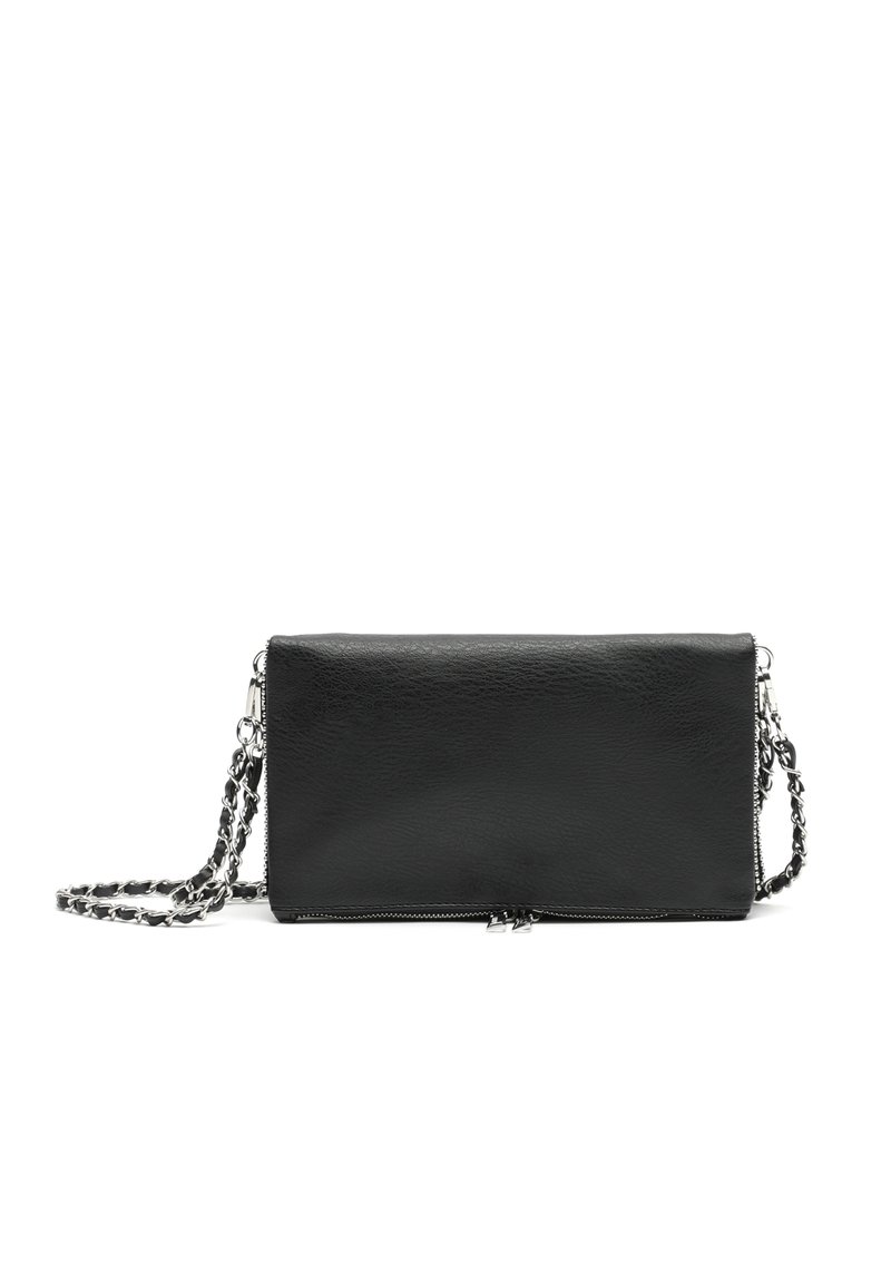 Clutch in pelle nera con forma rettangolare, dotata di una tracolla in argento. Texture liscia con chiusura a zip nella parte superiore.