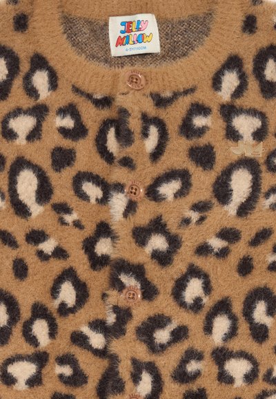Mäkký, huňatý hnedý detský sveter s čierno-bielymi leopardími škvrnami, hnedými gombíkmi a farebnou štítkom veľkosti Jelly Mallow.