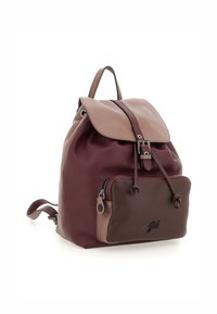 Zaino in pelle di color bordeaux e taupe. Presenta una chiusura con pattina, spallacci regolabili e una tasca frontale con zip. Finitura testurizzata con dettaglio del logo.