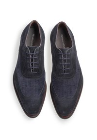 Scarpe scamosciate blu navy con parte superiore testurizzata a motivo scozzese, sistema di allacciatura chiuso e punta rotonda. Dettagli in pelle marrone.