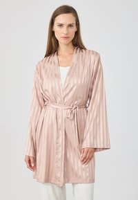Lichtroze zijden ochtendjas met verticale strepen, ceintuur in de taille, losse mouwen en een zachte textuur. Elegante stijl die geschikt is voor loungewear.