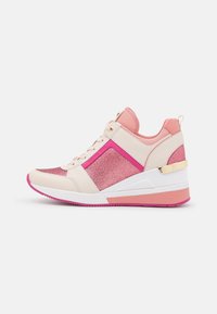 Sneakers con zeppa in beige e rosa con finitura glitterata, caratterizzati da un accento dorato, pannelli testurizzati e una suola in gomma bianca.