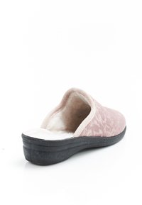 Chausson en tissu rose avec un extérieurtexturé, une doublure intérieure douce et une semelle en caoutchouc noir. Design ouvert à l'arrière pour un enfilage facile.