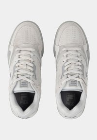 Sneakers in suede bianco con accenti grigi, caratterizzati da dettagli perforati, lacci piatti e un logo sulla linguetta e sul tallone.