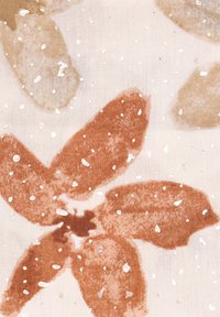 Tessuto floreale con grandi forme di fiori color ruggine su uno sfondo crema, impreziosito da lievi macchie e morbidi motivi di foglie smorzati.
