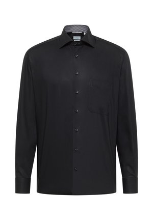 Zwarte blouse met lange mouwen van een gladde stof, met een knoopsluiting aan de voorkant, een enkele borstzak en een weergegeven binnenkraag.