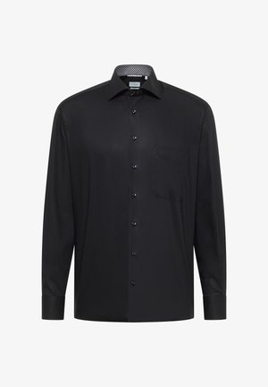 Schwarzes Langarmhemd aus glattem Stoff, mit durchgehender Knopfleiste, einer einzelnen Brusttasche und einem gemusterten Innenkragen.