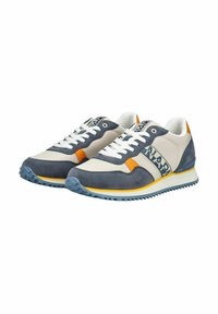 Des baskets bleu et gris présentent un mélange de matériaux en daim et en maille. Des accents orange le long des côtés et un système de laçage blanc complètent le design.