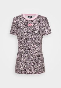 Kortärmad T-shirt i rosa med svart leopardtryck, med rund hals och en liten rosa Nike-logotyp på bröstet.
