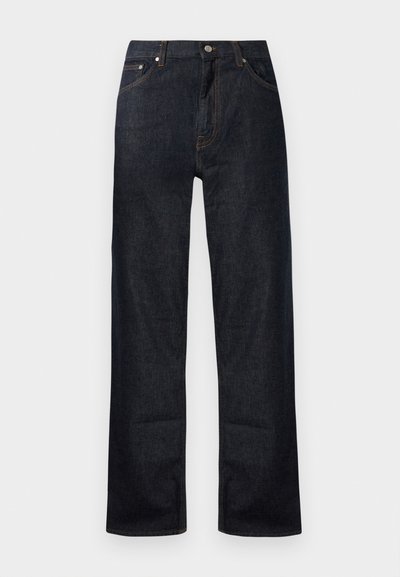 Jeans de mezclilla azul oscuro con diseño de pierna recta, cinco bolsillos y detalle de costura en color naranja. Cierre de botón metálico y cremallera.