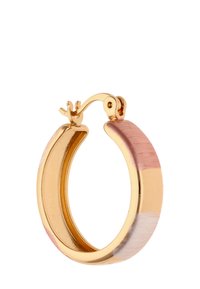 Zlatý kroužkový náušnice s hladkým povrchem, s kombinací světle růžových a krémových akcentů a bezpečným systémem zavírání na klapku.