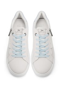 Sneakers bianchi in pelle con lacci azzurri chiaro, un accento con zip laterale e una texture liscia. Presentano il logo sulla linguetta e una punta arrotondata.