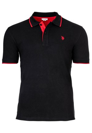 Schwarzes Kurzarm-Poloshirt mit rotem Kragenfutter, rotem Ärmelabschluss, Zweiknopfblende und rotem besticktem Logo auf der Brust.