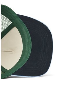 Zöld hálós és tengerészkék anyagú baseball sapka krém színű béléssel. Hímzett díszítésekkel és ívelt napellenzővel rendelkezik.