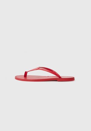 Czerwone klapki flip-flop z cienkimi paskami i płaską podeszwą, charakteryzujące się gładką teksturą i kontrastowym przeszyciem wzdłuż krawędzi.