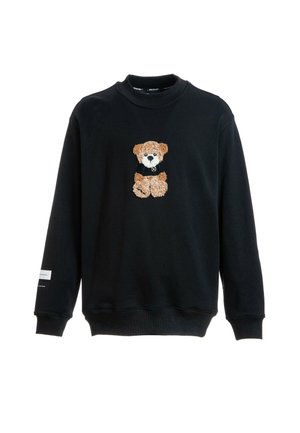 Sudadera negra de manga larga con un pequeño osito de peluche texturizado que lleva una camisa negra bordada en el centro delantero.