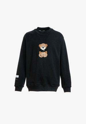 Sudadera negra de manga larga con un pequeño osito de peluche texturizado que lleva una camisa negra bordada en el centro delantero.
