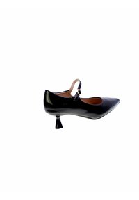 Scarpa in pelle verniciata nera con punta affilata, cinturino alla caviglia e un tacco unico a forma di cono. Texture liscia e design minimalista.