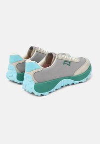 Sneaker grigie con tomaia testurizzata, accenti color acquamarina e suola chunky turchese. Presentano una forma arrotondata e un sistema di allacciatura.