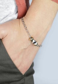 Bracciale in argento con perline decorative dorate e nere. Finitura liscia e lucida con texture alternate lucide e opache.