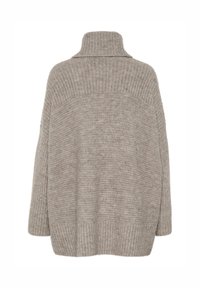 Hellgrauer, übergroßer Pullover mit hohem Kragen, geripptem Muster und gefallenen Schultern. Weicher, gestrickter Stoff mit entspannter Passform.