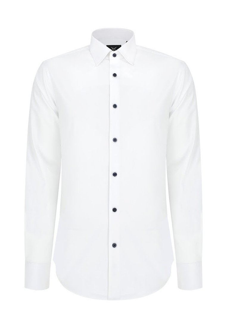 Biała koszula z długim rękawem z klasycznym kołnierzykiem, czarnymi guzikami i dopasowanym fasonem o gładkiej teksturze bez wzorów.