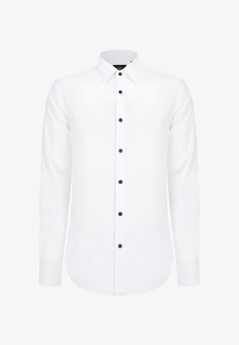 Biała koszula z długim rękawem z klasycznym kołnierzykiem, czarnymi guzikami i dopasowanym fasonem o gładkiej teksturze bez wzorów.
