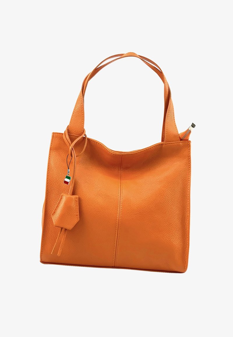 Oranje lederen tote bag met een textuurafwerking, twee lange handvatten en een decoratieve charme eraan bevestigd. Bevat een zip-gesloten zak.