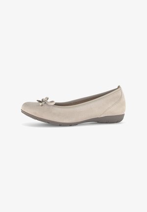 Beige nubuck ballerina's met een ronde neus en een klein strikje aan de voorkant. Voorzien van een lage hak en een gestructureerde rubberen zool.