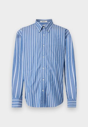 Ein blau gestreiftes Langarmhemd mit vertikalen weißen Streifen, Button-Down-Kragen und einer einzelnen Brusttasche. Aus weichem Baumwollmaterial.