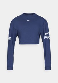 Maglia a maniche lunghe cropped blu navy in tessuto, con scollo rotondo e stampe bianche "PRO" e logo sulle maniche.