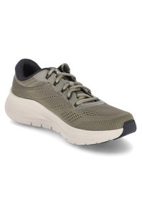 Scarpa atletica verde in rete con una tomaia testurizzata, rifiniture nere a contrasto, suola imbottita e un sistema di lacci prominente per una vestibilità sicura.