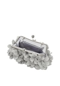 Graue Clutch mit floralem Muster, außen aus strukturiertem Stoff und einem metallischen silbernen Rahmen. Innen mit grauem Satin gefüttert und mit einem Verschluss ausgestattet.