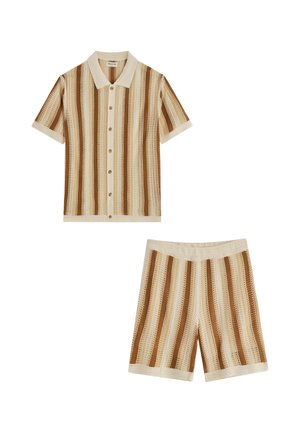 Chemise boutonnée à manches courtes et short assorti avec des rayures verticales beige, crème et marron dans un motif tricoté.