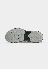 Semelle d’une chaussure de sport avec un profil gris et à motifs et une section centrale noire, conçue pour l’adhérence sur diverses surfaces.