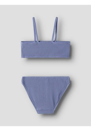 Dwuczęściowy, teksturowany jasnoniebieski bikini z topem o prostym dekolcie z podwójnymi cienkimi ramiączkami oraz majtkami bikini z wysokim stanem na szarym tle