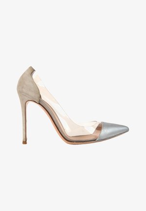 Chaussure à talon haut pour femme avec talon en suède beige, côtés en plastique transparent et bout pointu métallique argenté.
