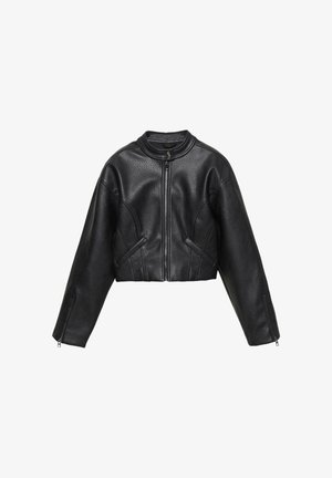 Čierna kožená krátka bunda s predným zipsom, golierom so zapínaním na patentky, šikmými bočnými vreckami a zipsmi na manžetách dlhých rukávov.