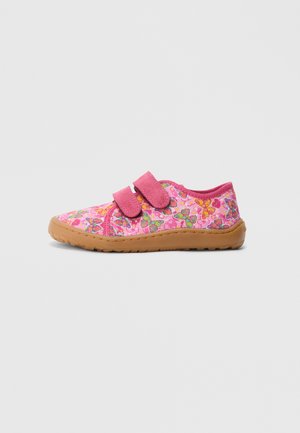 Chaussure en tissu rose avec des motifs floraux verts et jaunes, dotée de deux brides Velcro et d'une semelle en caoutchouc beige pour l'adhérence et le confort.