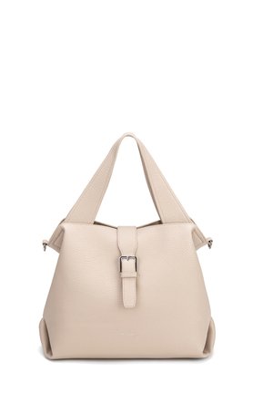 Sac à main en cuir beige avec une large bandoulière supérieure, une boucle à l'avant et des bords inférieurs légèrement arrondis et structurés.