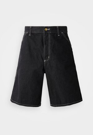 Schwarze Jeansshorts mit lockerer Passform, fünf Taschen und kontrastierendem weißen Nähten. Knopfverschluss an der Taille.