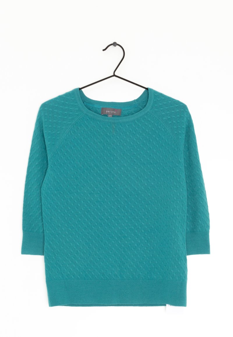 Pull en maille texturée couleur sarcelle avec manches trois-quarts suspendu à un cintre noir sur fond blanc.
