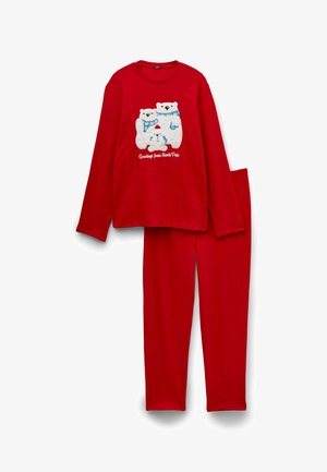 Červený pyžamový set s dlouhými rukávy a kalhotami. Na přední straně jsou tři lední medvědi s modrými šály a nápis: "Pozdravy ze Severního pólu."