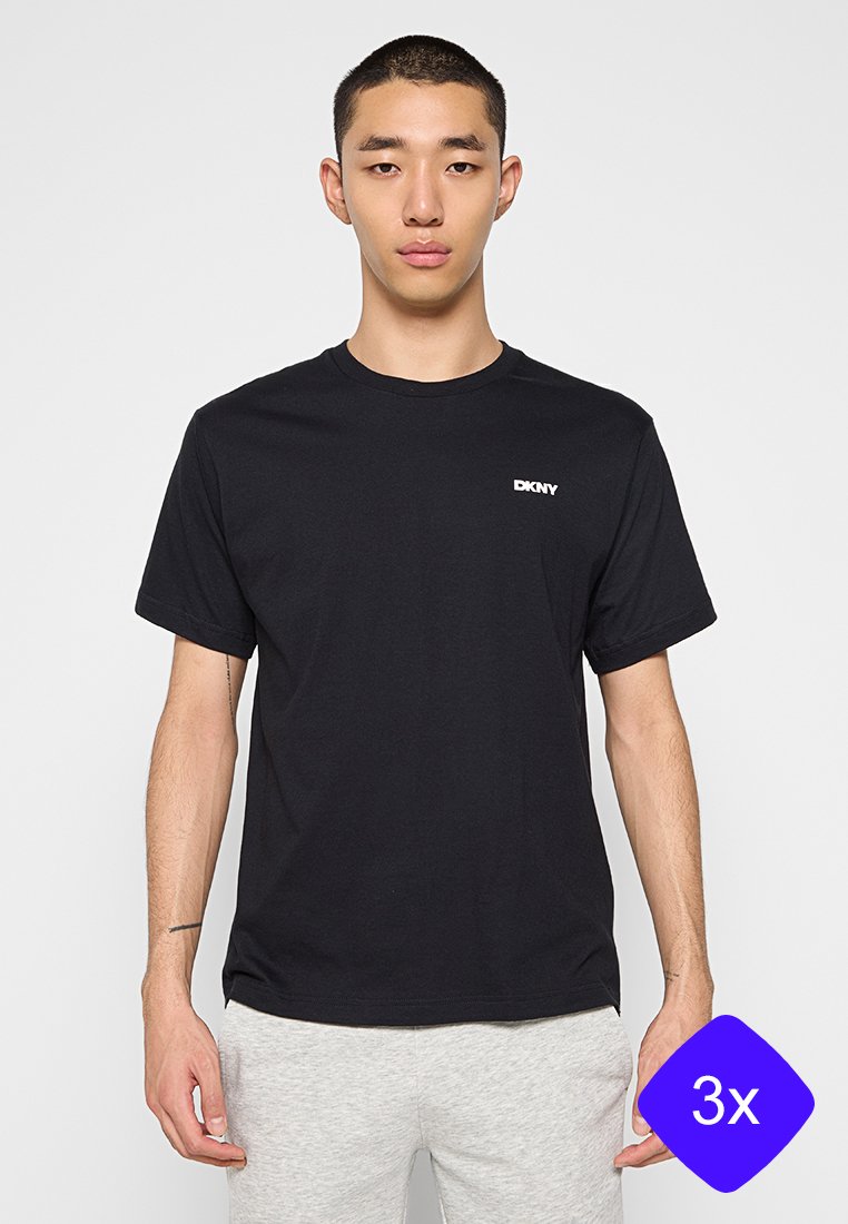 Camiseta de algodón negra de manga corta y cuello redondo, que presenta un logotipo blanco de DKNY en el área del pecho izquierdo.