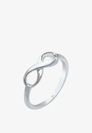 Strieborný prsteň s nekonečným dizajnom, hladkým lešteným povrchom a tenkým pásikom, označený "925" pre striebro.