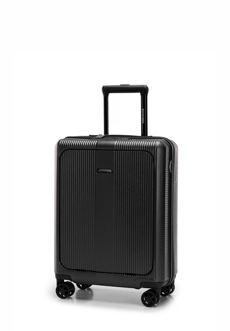 Schwarzer Hartschalenkoffer mit vertikal geriffelter Struktur, ausziehbarem Griff, vier Schwenkrädern und einem vorderen Logodetail. Kompaktes Design.