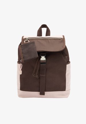 Brązowy i beżowy plecak z przednią klamrą, górną kieszenią na zamek, bocznymi kieszeniami oraz małą dołączoną saszetką na breloczku.