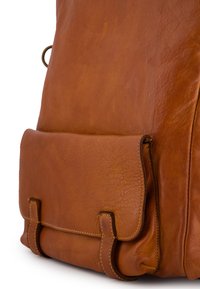 Brauner Leder-Rucksack mit strukturiertem Finish, einer Frontklappen-Tasche und stickereiartigen Akzenten. Mit einem seitlichen Griff für einfaches Tragen.