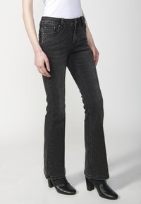 Koroshi FLARED - Pieguloša piegriezuma džinsi - black denim